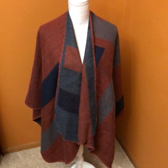 BB Dakota Accessories - BB Dakota reversible wrap.